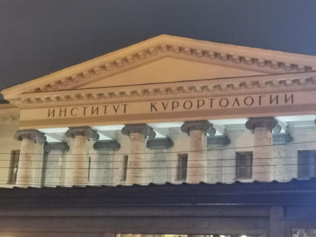 Проводил экскурсию гид по имени Грант. Хорошее чувство юмора, не без основательные версии истории. Дождь о