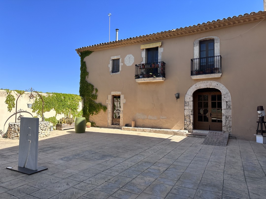 Посетили винодельню, попробовали разные виды cava, посмотрели погреба и производство, старый дом винодела. Сами сняли с