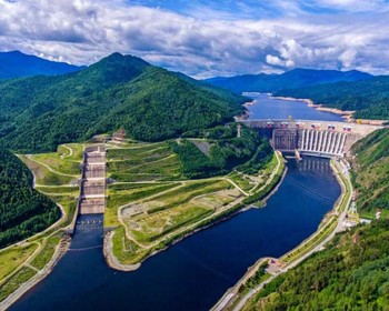 Саяно-Шушенская ГЭС, берег Енисея, Красноярское водохранилище и форель на огне