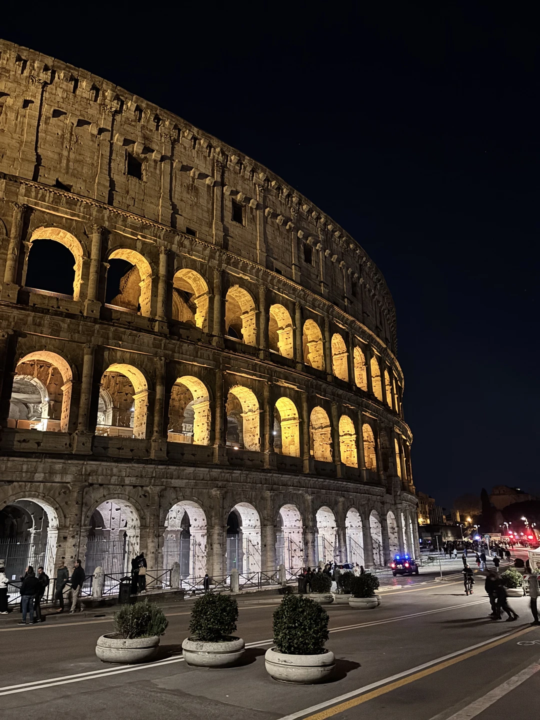 Если вы тоже регулярно задумываетесь о Римской Империи, то Мадияр виртуозно погрузит вас в ее историю