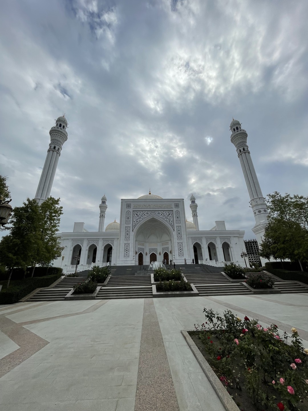 Гид мало и непонятно рассказывал. Рваное изложение мыслей с дагестанским акцентом было трудным для восприятия. Я