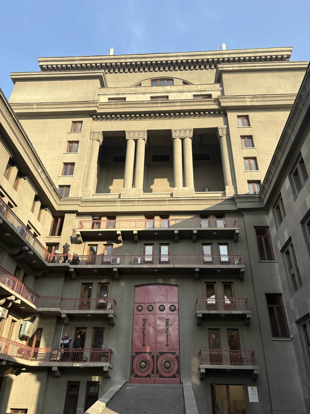 Анна очень приветлива и позитивна, рассказывает с душой про свой любимый город. Нет лишних подробностей, которые