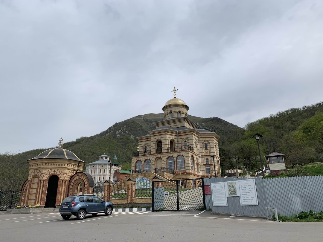 Александр очень приятный в общении человек! Показал нам места, куда вряд ли мы доехали самостоятельно! Отличным