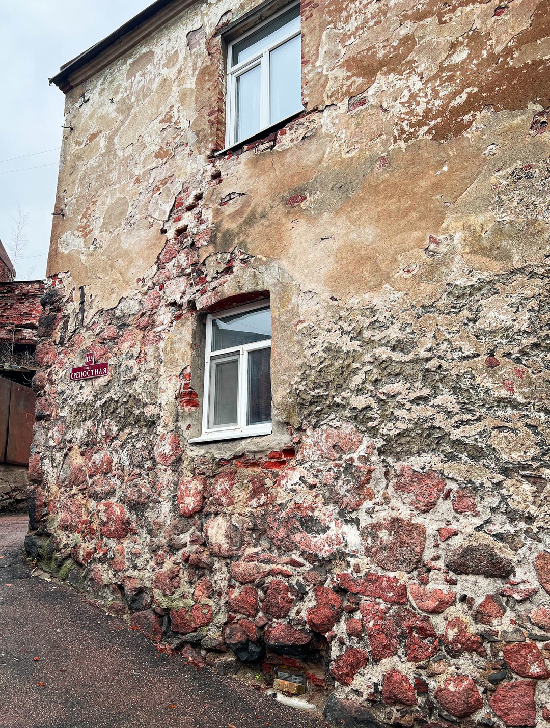 В Выборг приехали всего на пару с половиной часов. И с вокзала сразу отправились на экскурсию