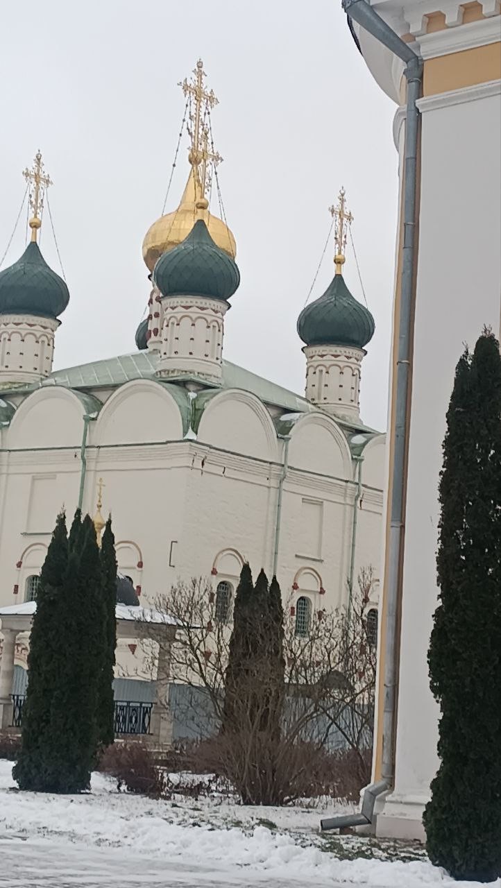 Неторопливо, с чувством, с толком, с расстановкой. Очень много событий и интересных историй о красивом городе