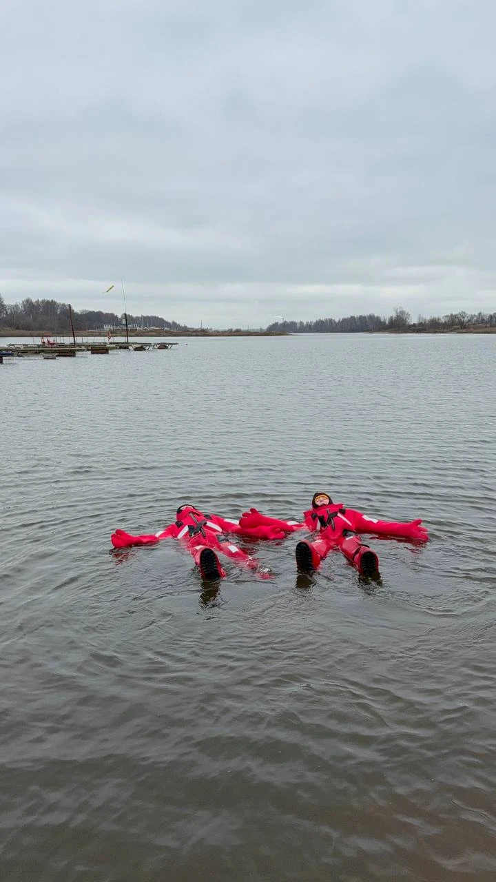 Отдыхали вдвоем с сыном. Замечательно провели время. Поплавали, попридурялись. Костюмы отлично держат на воде. Было тепло
