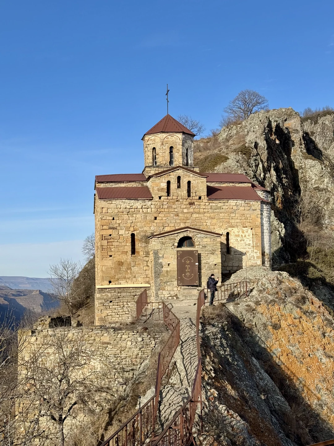 Прекрасная поездка с гидом Иваном, очень доброжелательный человек и интересный рассказчик, всегда готов помочь. Комфортное вождение,