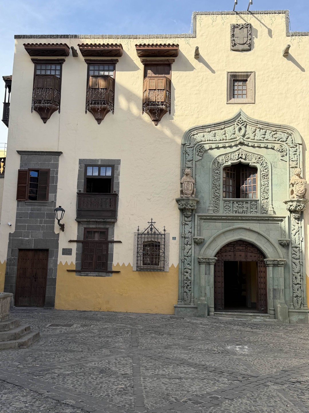 Мы провели чудесный день во время остановки круизного корабля благодаря Вадиму. Он провез нас по острову