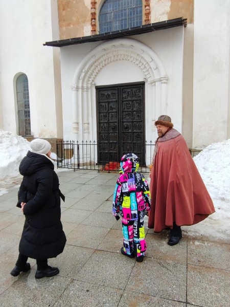 Это не просто экскурсия, а настоящее театрализованное путешествие во времени! В костюме новгородского купца нас встретил