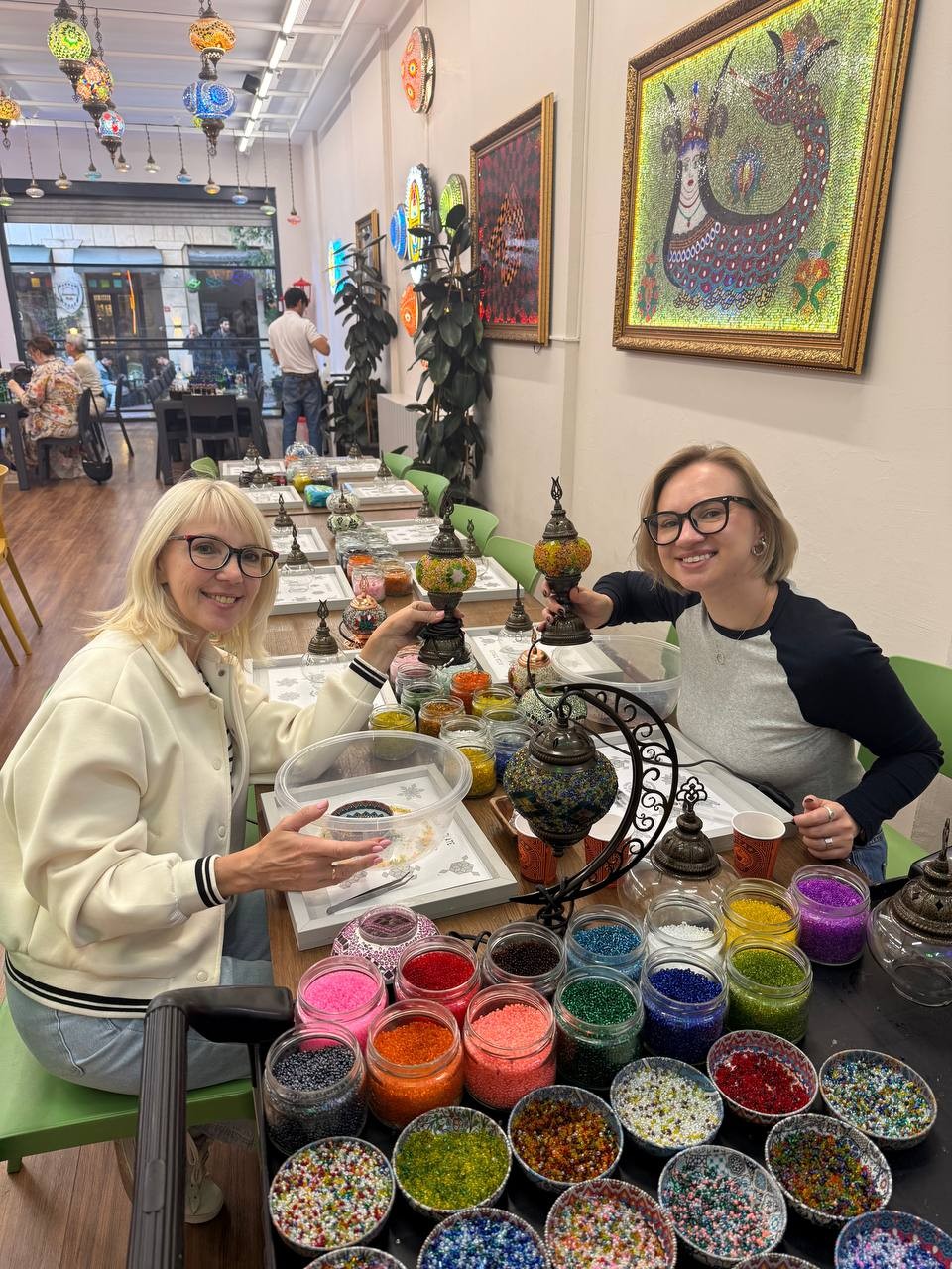 С дочерью были на мастер-классе по изготовлению лампы. Девушка Зейнаб прекрасно все объясняла, помогала в подборе