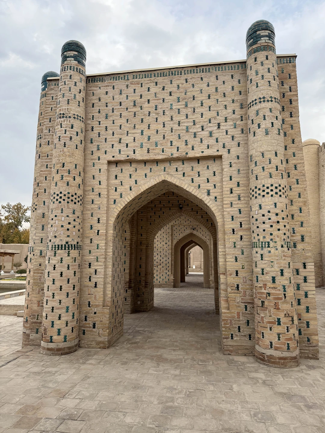 В целом все понравилось. В начале посещаем с гидом дворец Нуриллабой(вход необходимо отплатить дополнительно на месте)