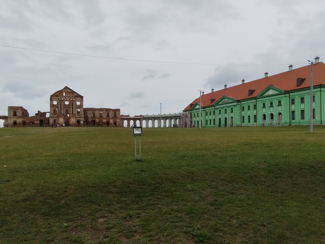 Хорошая экскурсия,четко организована. Благодарны за то,что учли наши пожелания и мы дополнительно побывали в усадьбе Немцевичей.