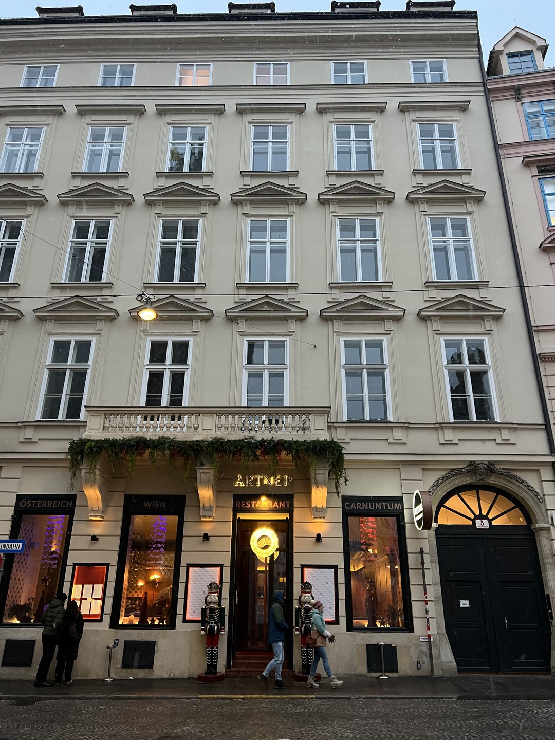 Прекрасная экскурсия, проводила девушка Анастасия!!! Было круто, синий маршрут очень понравился))) обязательно сходим на красный!!!