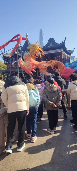 Экскурсию проводил гид Святослав. Очень приятный образованный молодой человек, хорошо знающий историю, культуру, традиции Китая