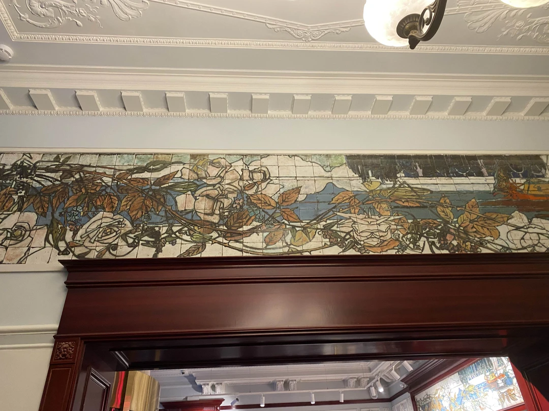 Отличная экскурсия, интересный маршрут. Поэзия архитектуры и глубокие знания экскурсовода. Созерцание и погружение. Осмотрели много уникальных