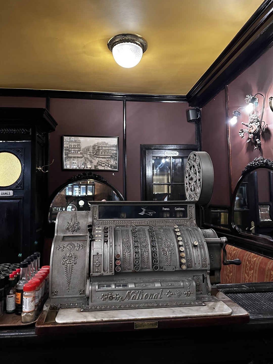 Великолепная экскурсия, совместившая гастрономические факты о городе, подкреплённые несколькими дегустациями, с исторической информацией. Полина - великолепный