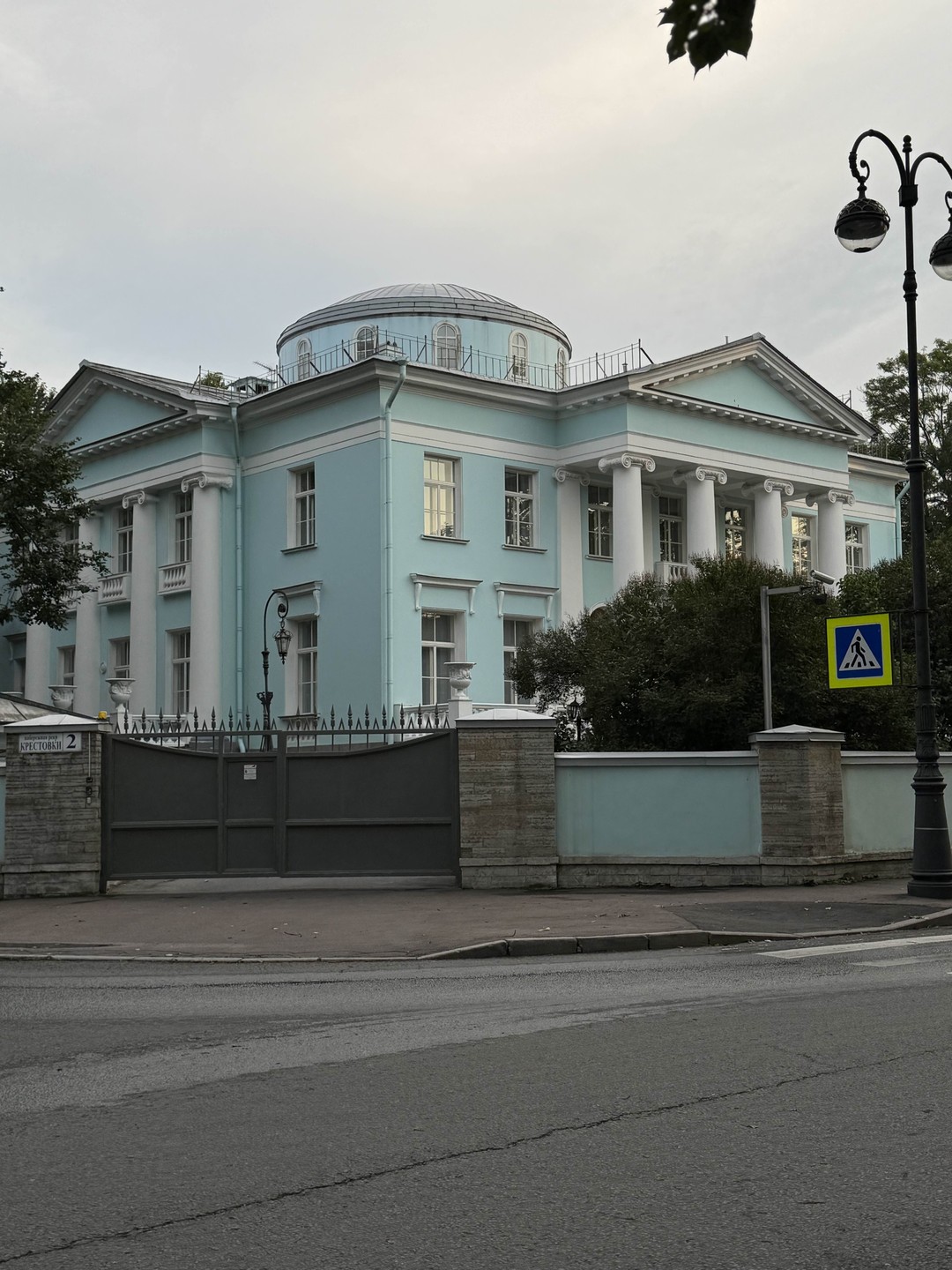 Удивительное рядом! Можно долго жить в Петербурге и не знать о тайнах великолепных особняков за высокими