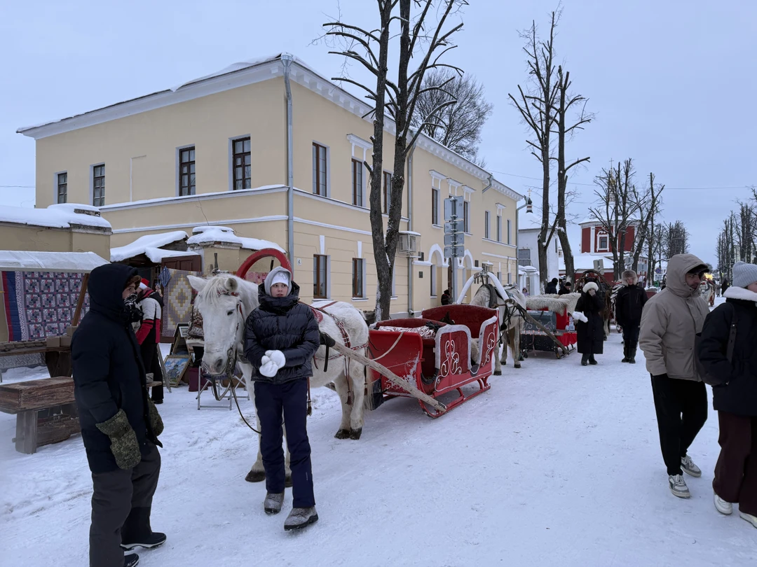 Лариса очень внимательная, вежливая и невероятно обоятельная женщина. Слушать её одно удовольствие. Огромное спасибо за экскурсию