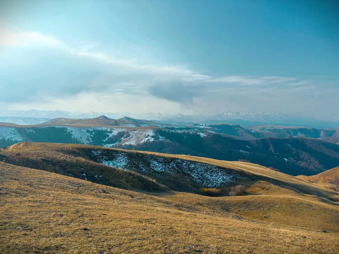 Поездка на Домбай оставила исключительно положительные впечатления. Природа здесь просто потрясающая — горы, чистый воздух и
