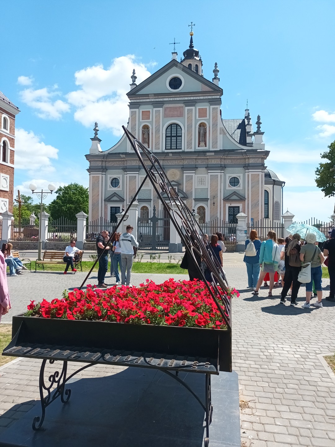 Отличная экскурсия! Комфортабельный автобус. Очень интересный рассказ экскурсовода Александрины в поездке к замкам. Дорогу в 120