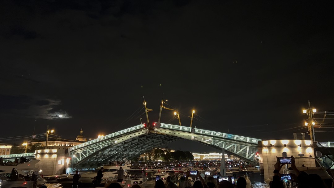 Пять разводных мостов - на теплоходе с гидом (Никита)