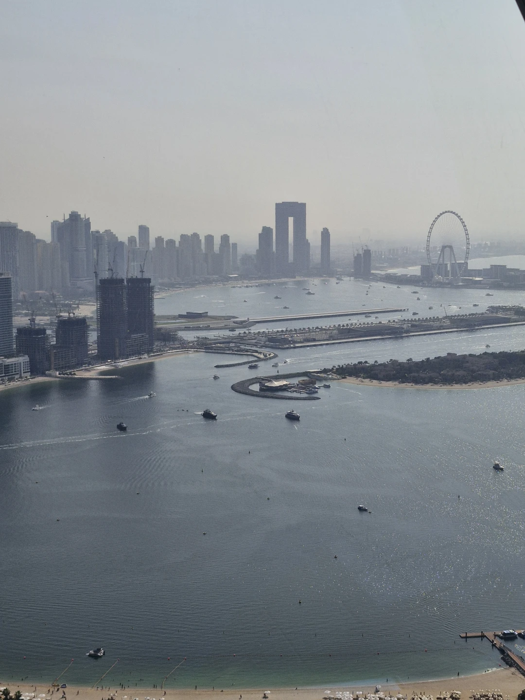 Экскурсию нам проводил сам Миразиз. Очень приятный молодой человек и интересный рассказчик. Миразиз забрал нас из