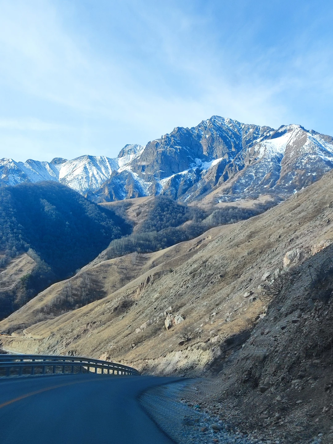 Просто отличная экскурсия. Организация хорошая, очень комфортное путешествие по самым красивым местам, куда автобусы и не