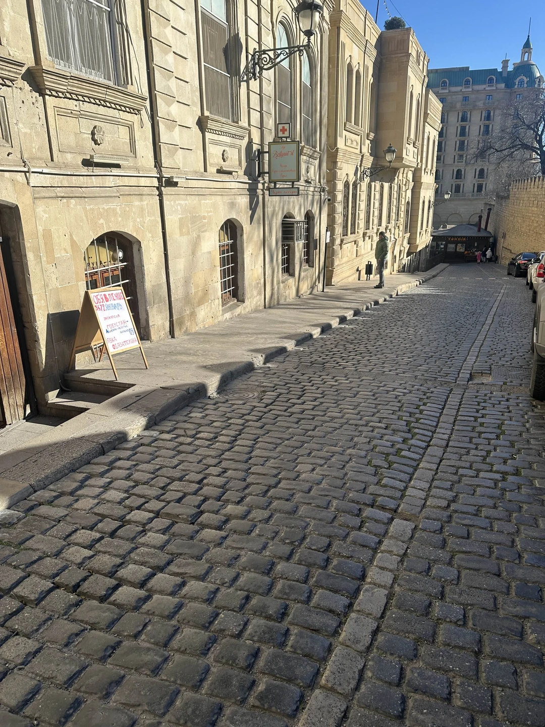 Наше знакомство с солнечным Баку началось с обзорной авто-пешеходной экскурсии по городу с Вахидом. Нам очень