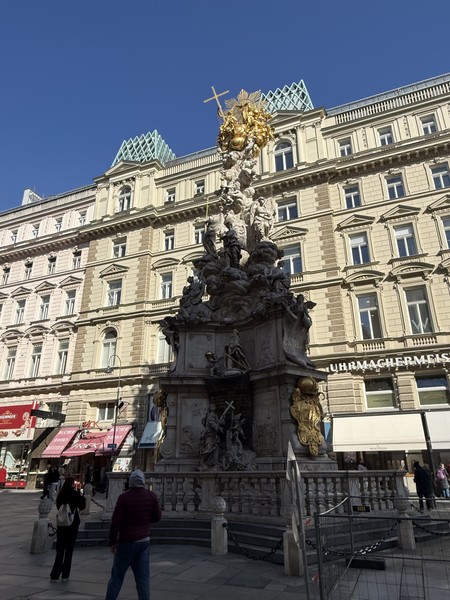 Очень понравился такой формат аудио-экскурсии! Получилась интересная обзорная прогулка по городу без чрезмерного количества исторических фактов.