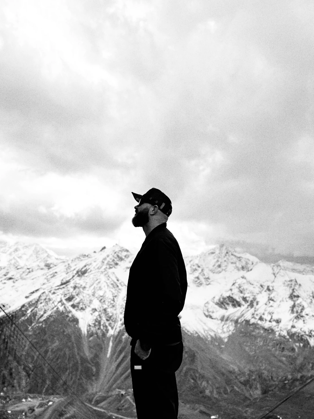 Саша лучший из лучших! Зарядил нас положительными эмоциями, показал невероятно красивые места и сделал отпуск по-настоящему