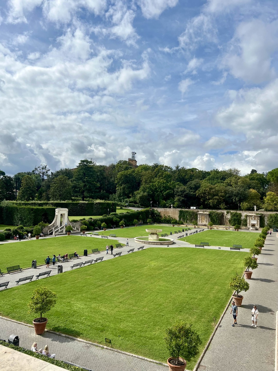Очень советую взять именно экскурсию в музеи Ватикана. Это было безумно интересно и главное, познавательно