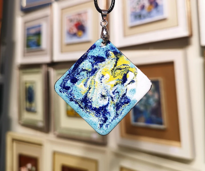 Семейный мастер-класс по росписи кулона в технике «горячая эмаль»