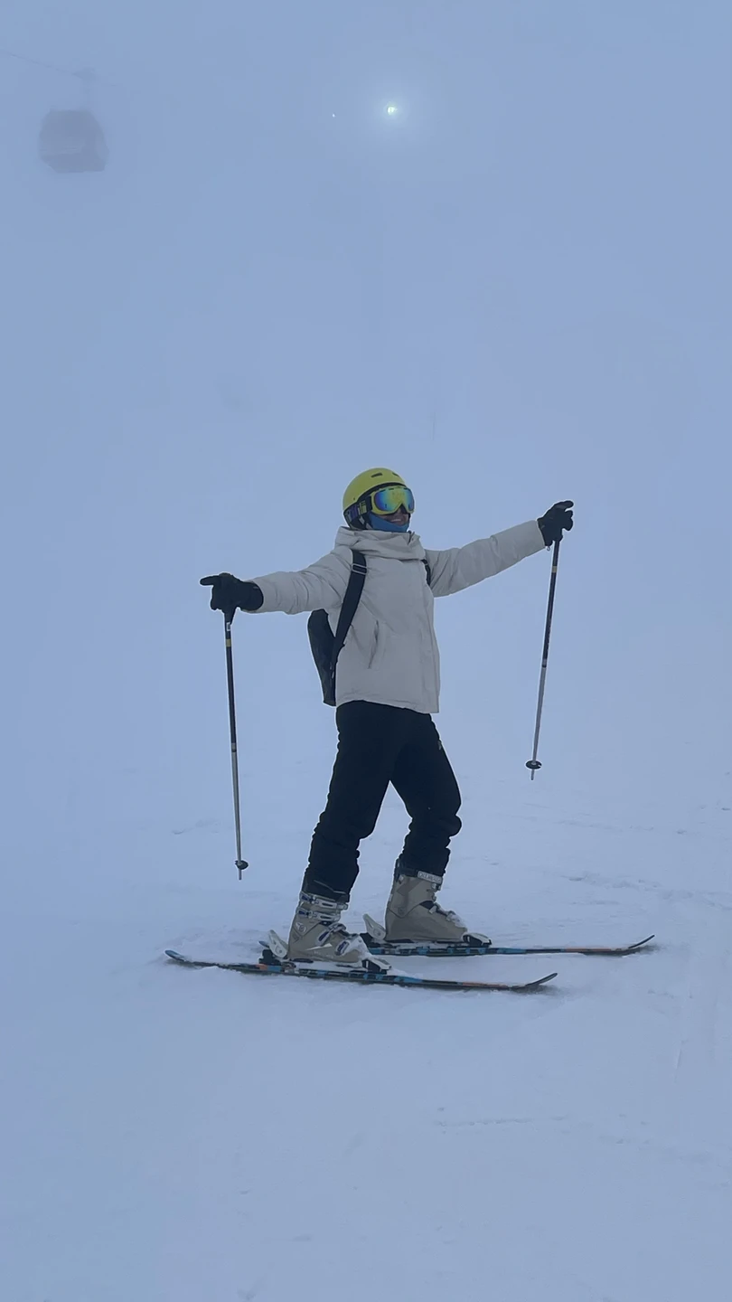 Очень хороший водитель Владимир, ездили с женой в Мурманск, превосходно доехали до Хибин, покатались на лыжах