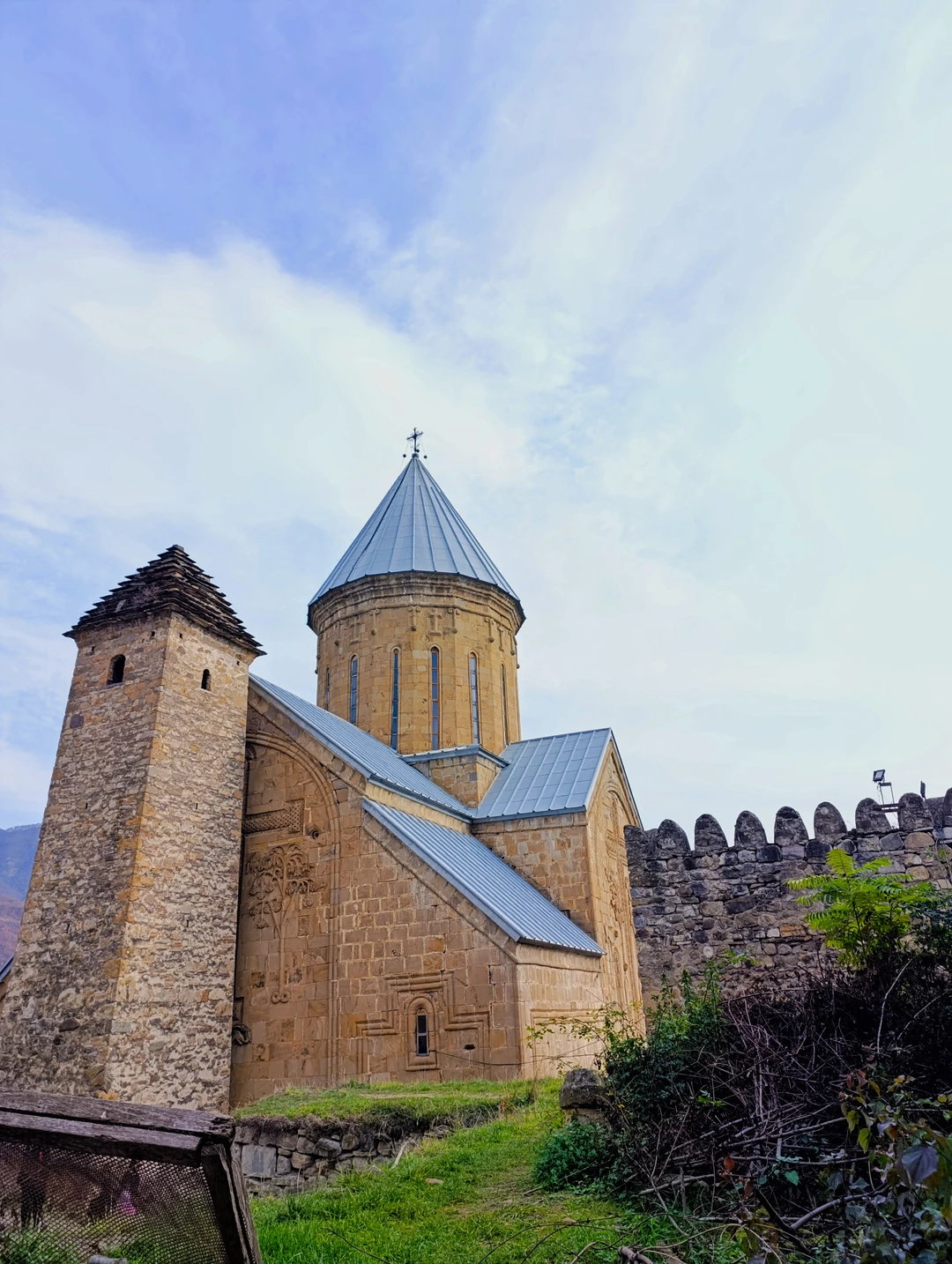 Прекрасная поездка на Казбеги. Сегодня первый раз оказалась в группе, где несколько национальностей. Экскурсия проходит на