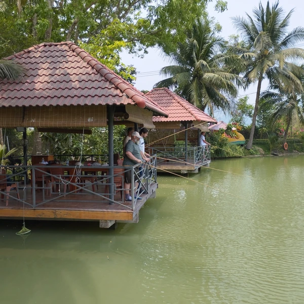 Озёрный дзен: рыбалка и отдых в пригороде Нячанга