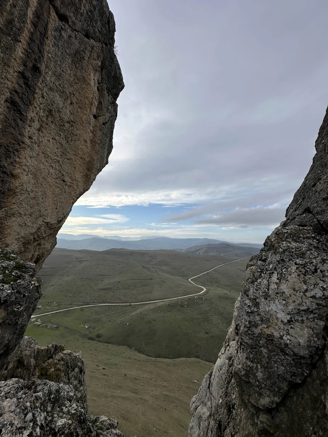 Наша экскурсия с гидом Азиком началась с розового озера и закончилась в рыбном ресторане на каспийском