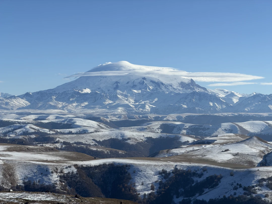 Встретил в указанное время, отличное вождение автомобиля, чистая машина, знание маршрута на отлично, дополнительные точки маршрута