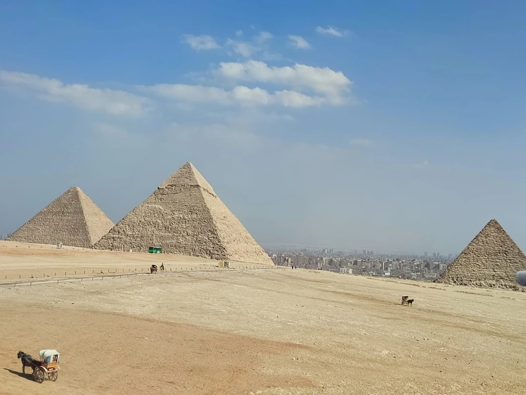 Путешествие было очень интересным и увлекательным. В назначенное время водитель забрал нас из отеля, и мы