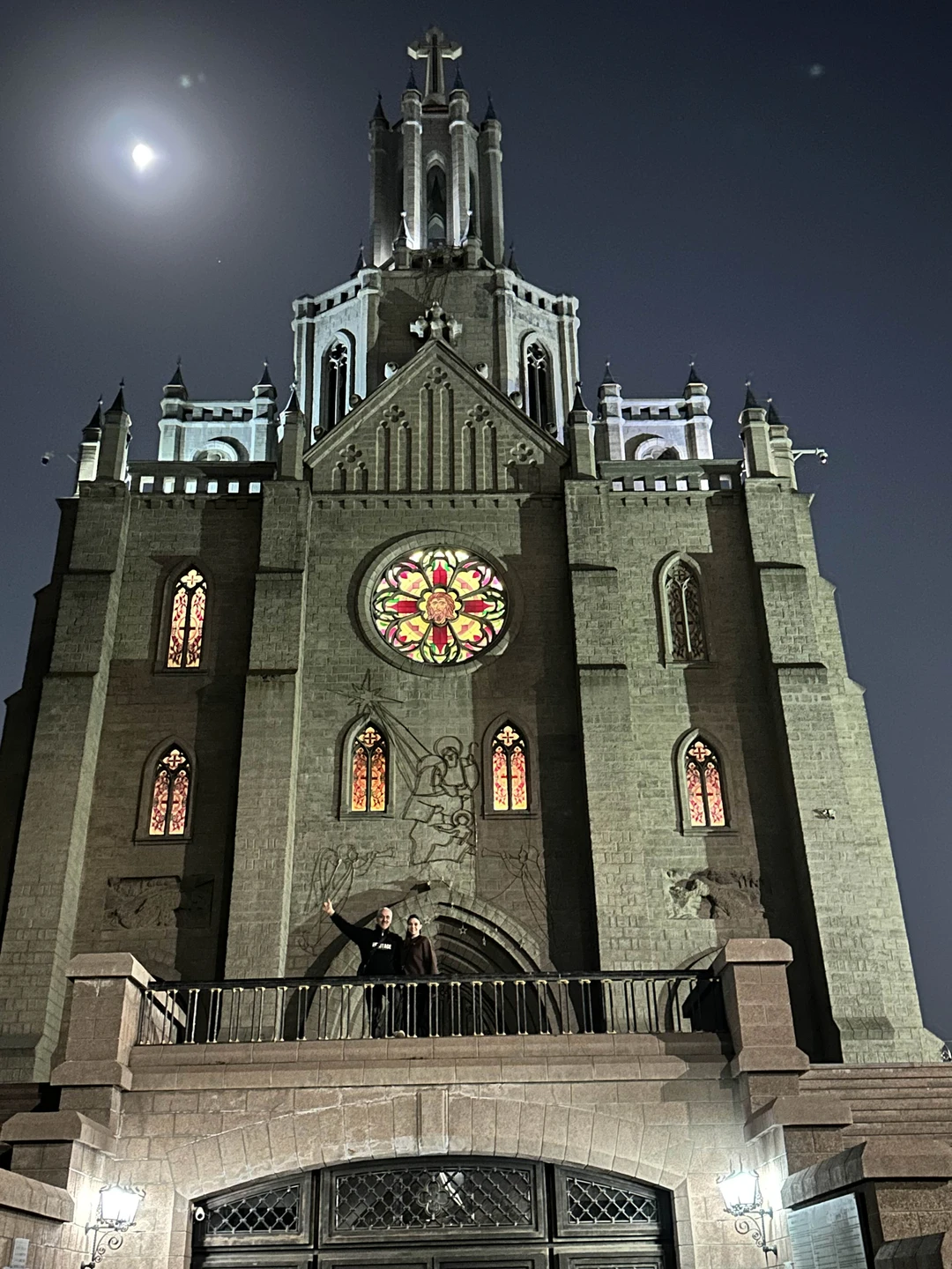 У нас был гид Константин. Очень интересно рассказывал, за одну экскурсию посетили много локаций. Правда было