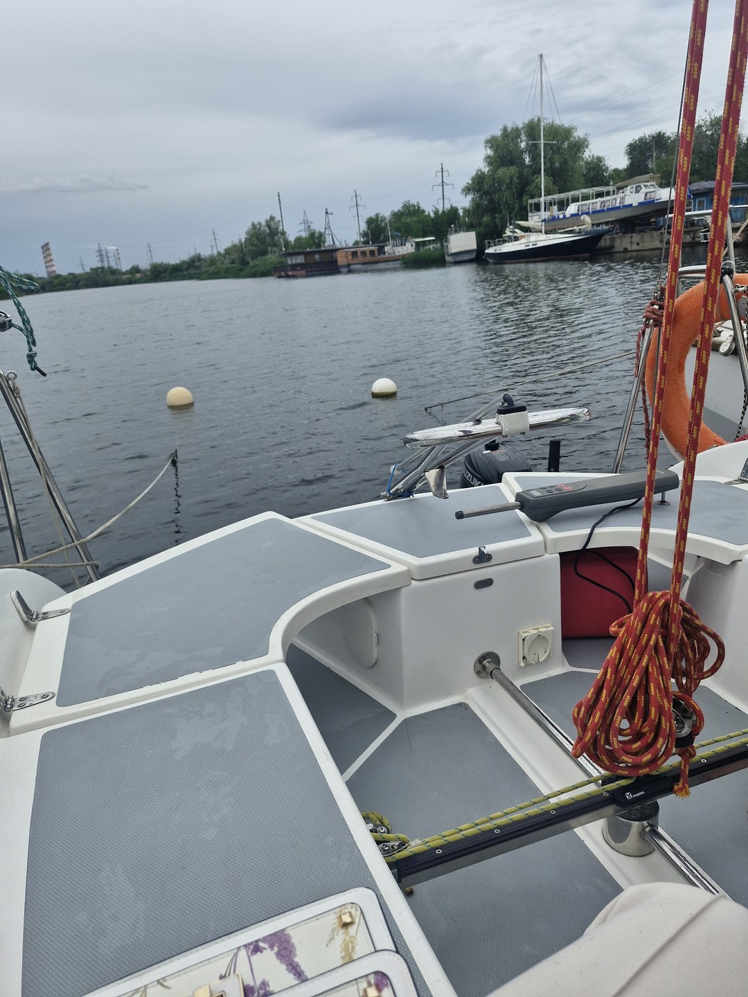 Прекрасная прогулка по воде! Впервые побывали на парусной яхте, посмотрели волгоградское море "из середины", прошли аванпорт