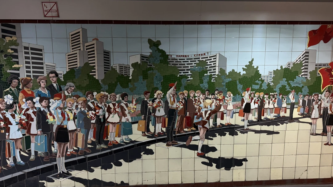 Василий -отличный рассказчик, в арсенале которого старые фото города, которые особенно интересно изучать в сравнении с