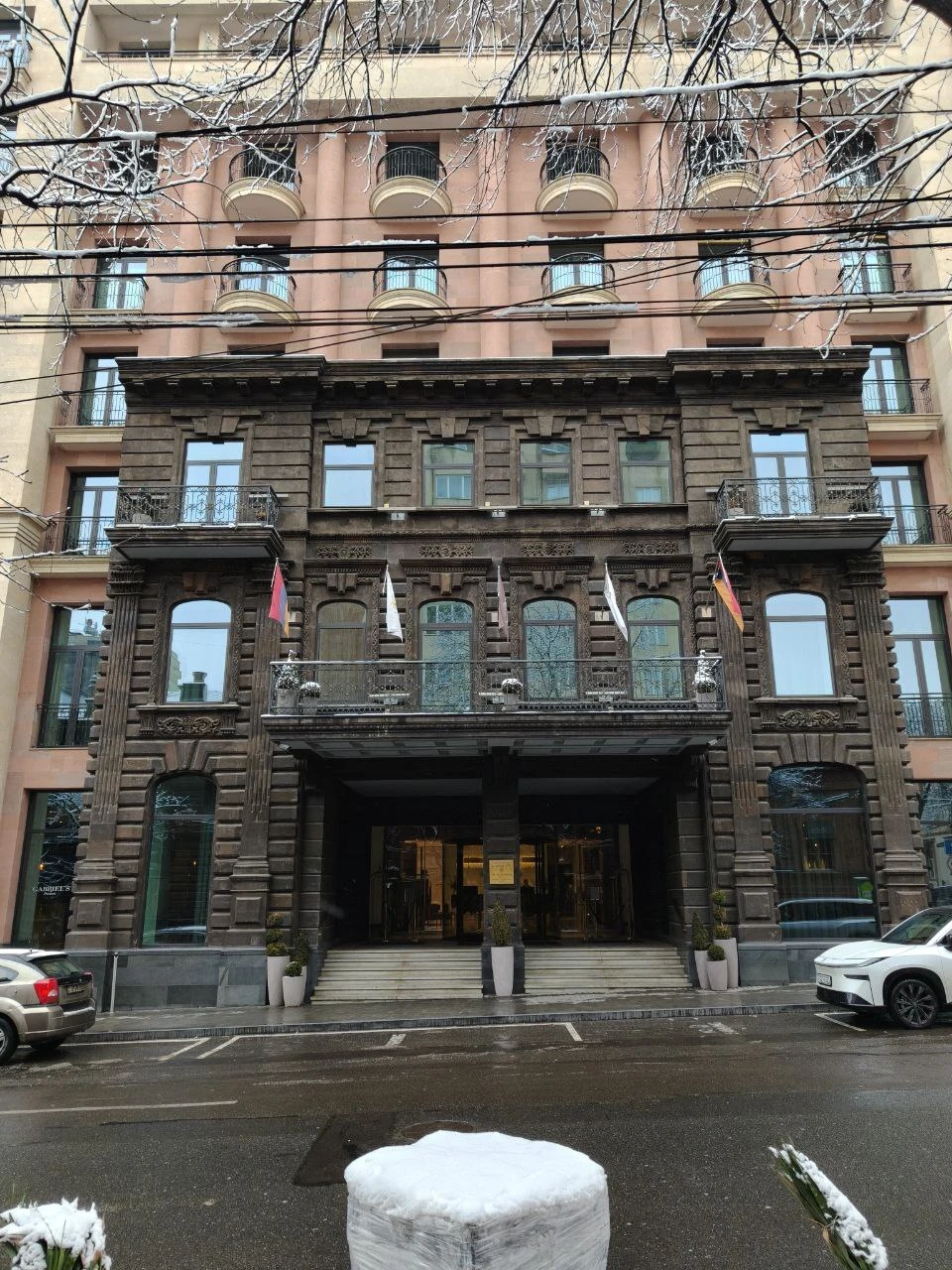 Мы посетили экскурсию не в самый обычный период, а именно в момент снегопада, которого этот город