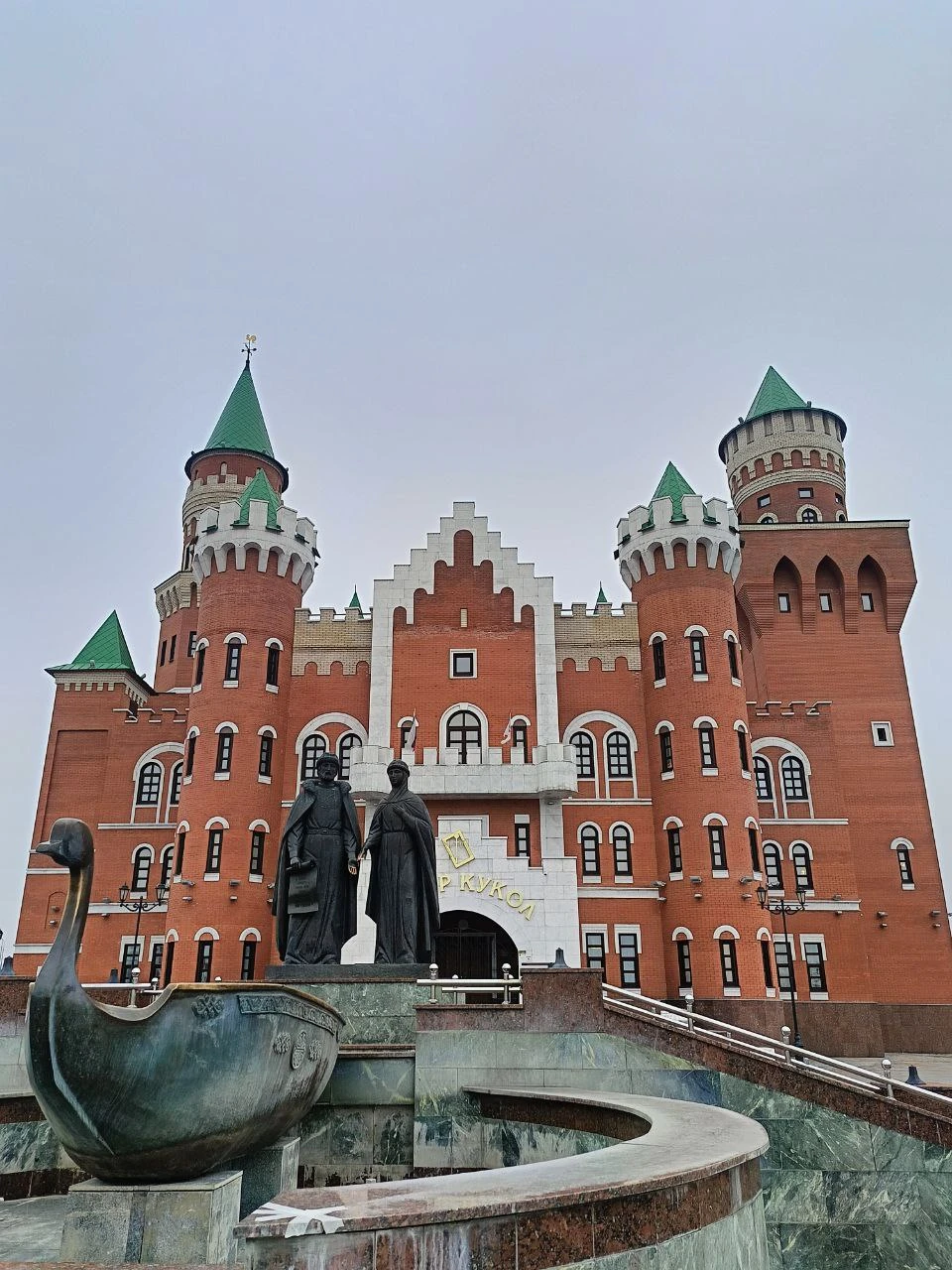 Очень интересный город. Я бы сказала город-праздник. Конечно, это туристический маршрут, но!!! Вложено много сил в