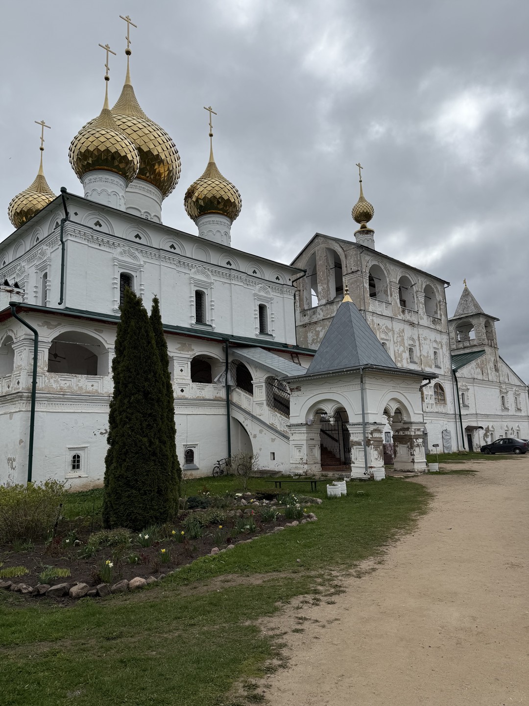 Олег замечательный гид, рекомендую всем! Он не просто знает историю своего города, но и не слишком