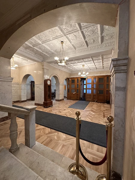 Сергей великолепный гид и прекрасный диктор. Подача материала легкая и интересная, добавление коротких юмористических рассказов о