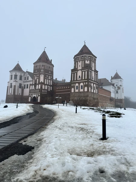 Нас сопровождал Андрей, очень приятный, общительный и пунктуальный мужчина. Приехал вовремя, машина чистая, есть вода для