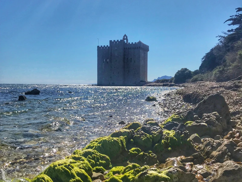 Дворец кинофестивалей в Каннах и Леринские острова