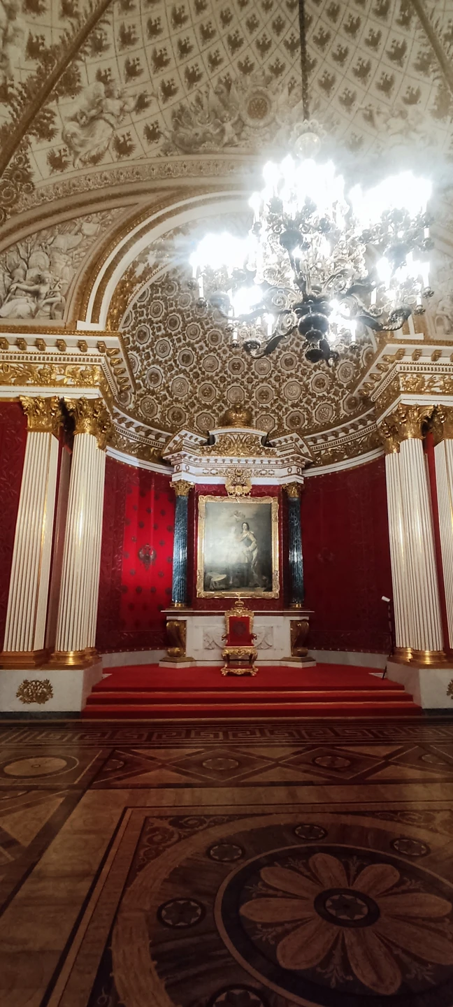 Экскурсия по Эрмитажу, посвящённая семье Романовых, оставила незабываемые впечатления. Это было настоящее погружение в историю нашей