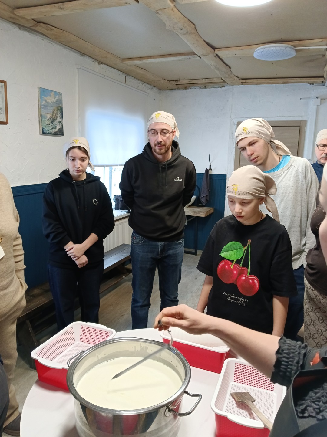 Были на мастер-классе 5 января. Были большой компанией и взрослые и дети подростки. Сначала дети отнеслись