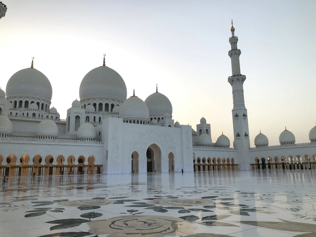 Очень довольна экскурсией в Абу-Даби! Всю дорогу велась экскурсия, рассказ про Абу-Даби и Дубаи. Четко продуманный
